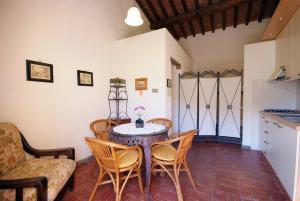 里奥内莱尔巴La Villetta Isola d'elba-ortano 10的一间带桌椅的用餐室