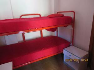维拉西米乌斯Accu is Prezzus cod G dal mare 30mt的小客房内的两张红色双层床