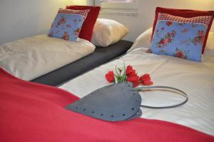皮森多夫豪斯皮森多夫酒店的两张带一束鲜花的床
