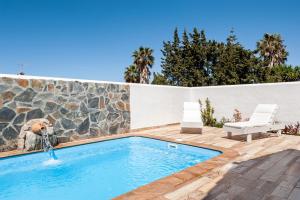 巴尔巴特Casa 3 - Mar y Sol的庭院中一个带喷泉的游泳池