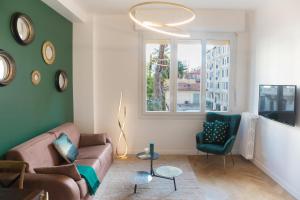 尼斯Beautiful apartment in the heart of Nice的带沙发、椅子和窗户的客厅