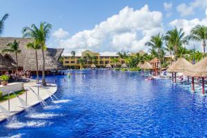 西普哈Barceló Maya Palace - All Inclusive的棕榈树度假村的游泳池