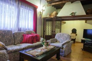 圣胡安包蒂斯塔Can Murenu的客厅配有沙发、两把椅子和电视