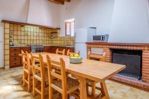 圣卡洛斯Can Mariano des Puig的厨房配有木桌,上面放着一碗水果