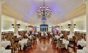 西普哈Barceló Maya Palace - All Inclusive的一间带桌椅和吊灯的用餐室