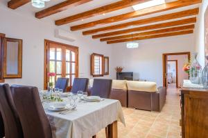 圣卡洛斯Casa Cristina Ibiza的一间带桌椅的用餐室