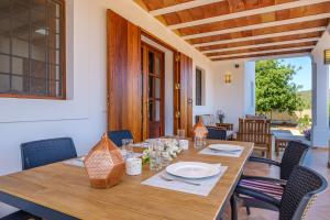 圣卡洛斯Casa Cristina Ibiza的一张带椅子的木桌和一间餐厅