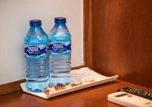 索里亚Hotel Alba的书桌上托盘上的两瓶水