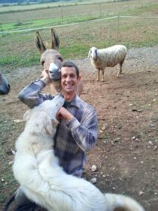 科马诺泰梅AGRITURISMO MASO PERTENER -adults only-的一只山羊和一只羊