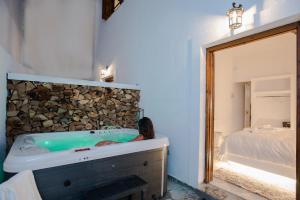 阿拉霍瓦Blue Mountain Guesthouse by Seablue的坐在卧室浴缸中的女人