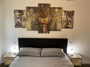 都灵Smart house的卧室配有一张壁挂着四幅画作的床
