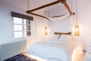 阿拉霍瓦Blue Mountain Guesthouse by Seablue的白色的卧室设有床和窗户
