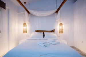 阿拉霍瓦Blue Mountain Guesthouse by Seablue的卧室配有白色的床和2条毛巾