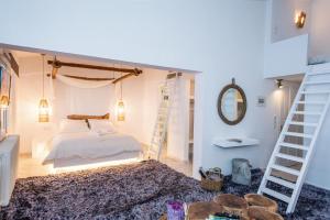 阿拉霍瓦Blue Mountain Guesthouse by Seablue的一间卧室设有一张床和梯子