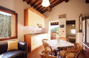 里奥内莱尔巴Il Villino Isola d'elba-ortano的厨房以及带桌椅的用餐室。