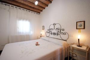 里奥内莱尔巴Il Villino Isola d'elba-ortano的一间卧室配有一张白色大床,床上有鲜花