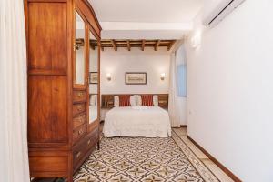 贝赫尔-德拉弗龙特拉Casa de los Abuelos 20的一间卧室配有一张床和一个梳妆台