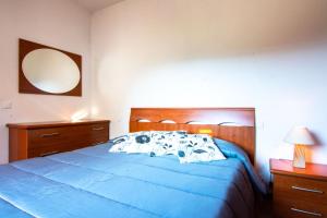 马尔恰纳Villetta Ivana的一间卧室配有蓝色的床和2个床头柜