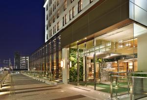 高崎可可大酒店的一座大型建筑,晚上设有玻璃窗