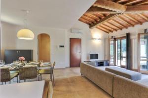 里奥内莱尔巴Villetta Natura Casa A的客厅配有沙发和桌椅