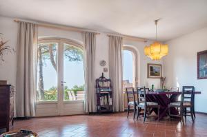 费拉约港Il Grifo - Cozy house, wonderful view的一间带桌子和大窗户的用餐室