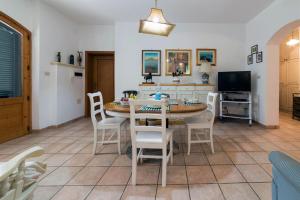 科尔萨诺Villa Azzurra的厨房以及带桌椅的用餐室。