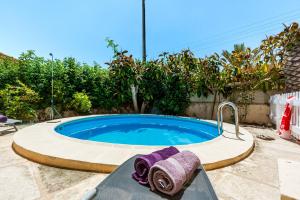 卡拉桑塔尼Casa Mediterranea的游泳池旁配有毛巾