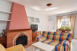 巴尔巴特Casa-4 Mar y Arena的带沙发和壁炉的客厅