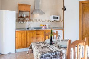 扎霍拉Bungalows La Aceitera - Apartamento 1的厨房配有桌子和白色冰箱。