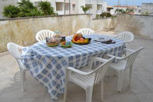 新福卡Casa Ll17 spiaggia a 250m San Foca的一张桌子,上面有蓝白的桌布