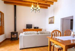 圣卡洛斯Can Mariano des Puig的客厅配有沙发和桌子