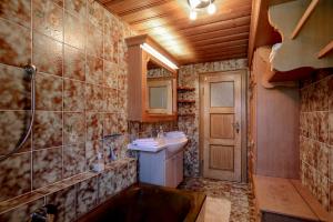 泰根塞Ferienwohnung Landhaus Staudacher的浴室配有盥洗盆、卫生间和浴缸。