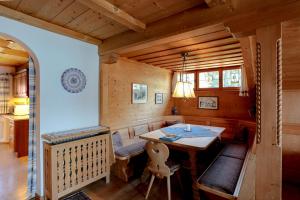 泰根塞Ferienwohnung Landhaus Staudacher的木制用餐室配有桌椅