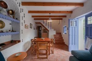 Canillas de AceitunoCasa Rural El Tesillo的厨房以及带桌椅的起居室。