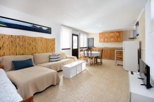 法马拉Famara Beach Apt的带沙发的客厅和厨房