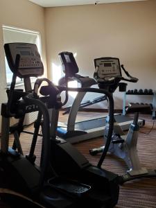 ClarionCobblestone Inn & Suites - Clarion的健身房内的2辆健身自行车