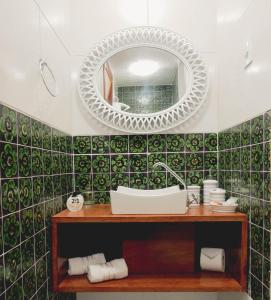 马瑙斯Casa Perpetua Hotel D Charm的一间带水槽和镜子的浴室