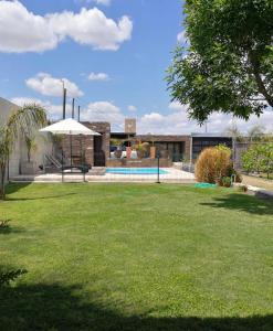 迈普Loft & Wines的一个带游泳池和遮阳伞的庭院