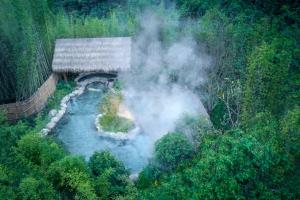 宁海AHN LAN Ninghai的森林中河流的空中景观