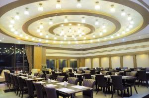 埔里承万尊爵渡假酒店的一间带桌椅的用餐室和大型天花板