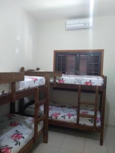 阿布拉奥Harmoni Hostel & Pousada的一间房间,设有三张双层床