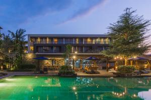 乌鲁瓦图巴厘岛大酒店的大楼前设有游泳池的酒店