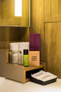 哥打京那巴鲁柯达京巴那巴鲁国王公园酒店的桌子上的一盒肥皂和一盒毛巾