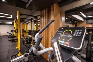 库萨达斯伊莱达先锋酒店的跑步机上带手机的健身房