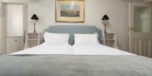 斯泰伦博斯4 Piet Retief的一间卧室配有一张大床和蓝色床头板