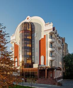 基辅斯塔罗酒店的一座带拱形窗户的大型建筑