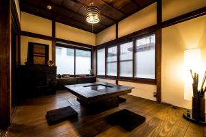 富士河口湖Classic Japan Living Kikuya的客房设有木桌和一些窗户。