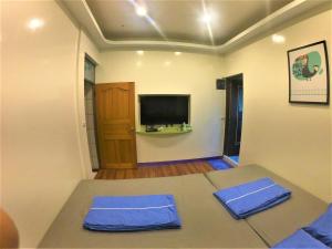 小琉球岛岛主民宿的一间设有两张蓝色枕头的床的房间