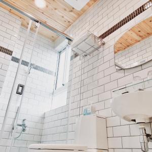台东HomeStay LB的带淋浴和盥洗盆的白色浴室