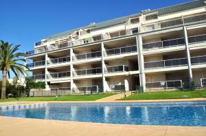 德尼亚Brisas C8, ático, 3 dormitorios, playa a 50m, by Bookindenia的公寓大楼前方设有游泳池